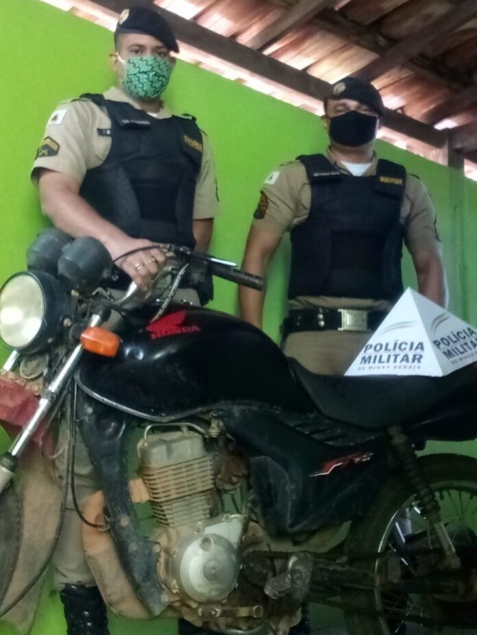 Após denúncia Polícia Militar prende homem com moto roubada em Catuji