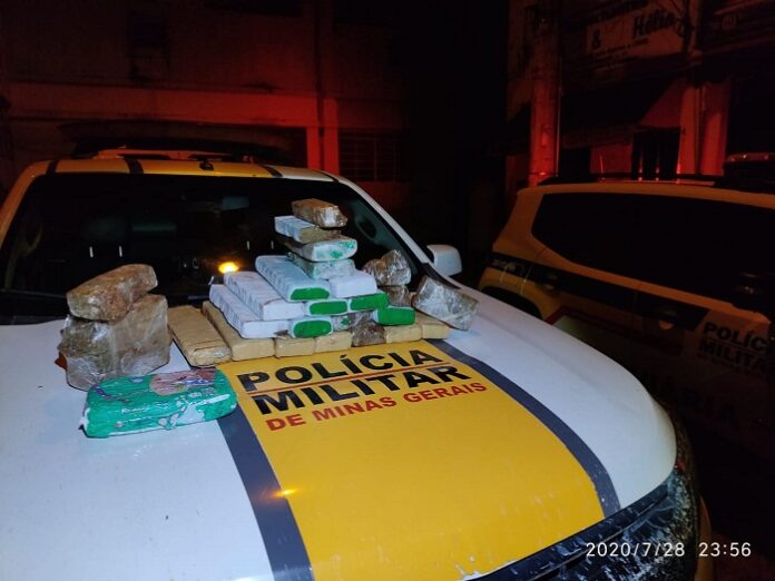 Polícia Militar Rodoviária prende mulher com 21 quilos de drogas na MG 418
