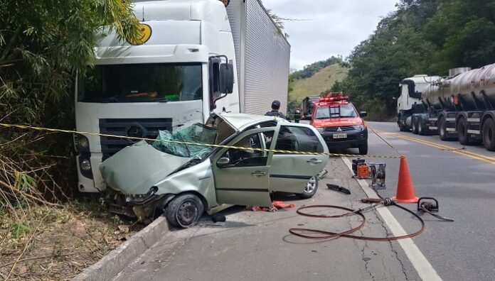Mulher de 49 anos morre em grave acidente na BR 116, em Teófilo Otoni