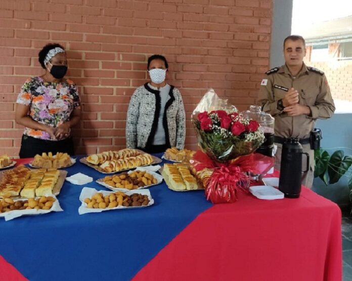 Militares e servidores do 19º BPM se despedem das duas mais antigas colaboradoras que se aposentaram