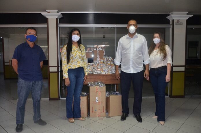 Deputado estadual Neilando Pimenta entrega kits de medicamentos para Nanuque
