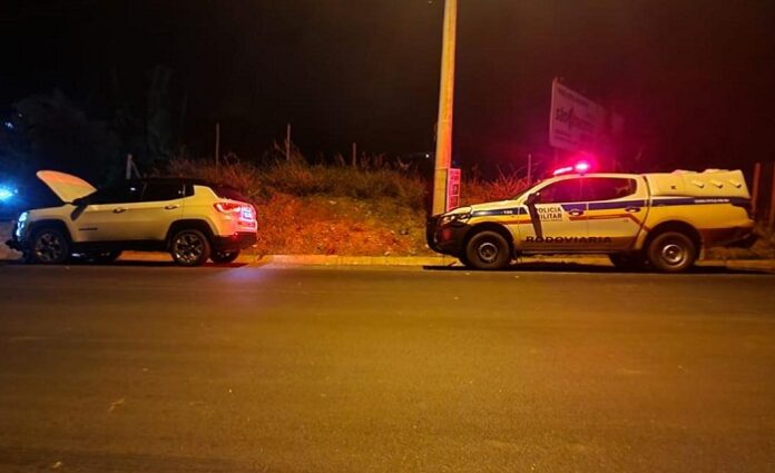 Jeep Compass clonado é apreendido durante operação da PM Rodoviária em Teófilo Otoni