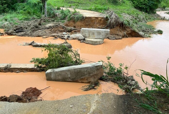 Rodovia LMG 686 está totalmente interditada em Umburatiba; ponte foi levada pela correnteza