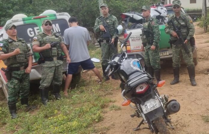 Polícia Militar do Meio Ambiente prende um homem e apreende 2 motocicletas durante Operação Narcos em Crisólita
