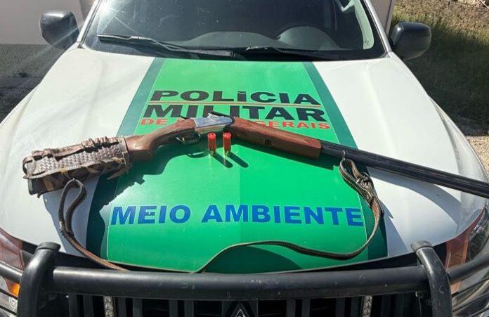 PM Ambiental prende homem com arma de fogo calibre 12 na zona rural de Almenara