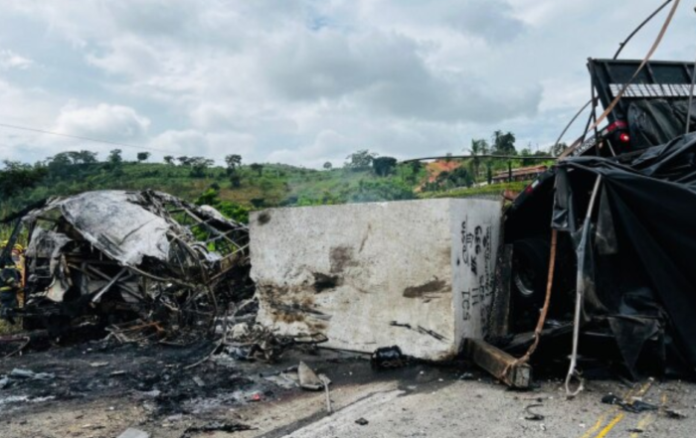 MPMG denuncia duas pessoas pela morte de 39 passageiros de ônibus em acidente na BR-116, em Teófilo Otoni