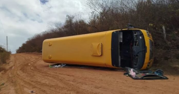 Adolescente de 14 anos morre em acidente com ônibus escolar