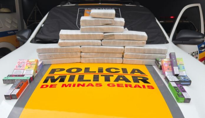 PM Rodoviária prende mulher com 16 barras de maconha dentro de ônibus