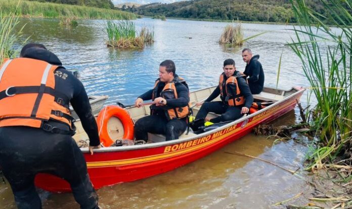 Bombeiros resgatam corpos de jovens que morreram afogados em Franciscópolis