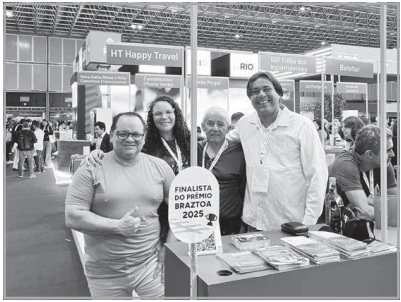 Luciano Gouveia, representando o município de Poté; Ivana
Lima, representando a agência de turismo receptivo Conexões
Além dos Vales; Gilberto Gouveia, representando a Associação
dos Empreendedores da Rota Bahia-Minas; e o Turismólogo
Bruno De Sá, representando a Associação do Circuito Turístico
das Pedras Preciosas, no estande do Circuito