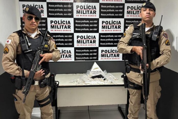 PM de Ataléia apreende grande quantidade de drogas ilícitas e simulacro de arma de fogo