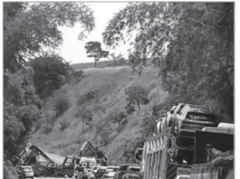 Carreta tomba e pega fogo na BR-116 entre Itambacuri e campanário