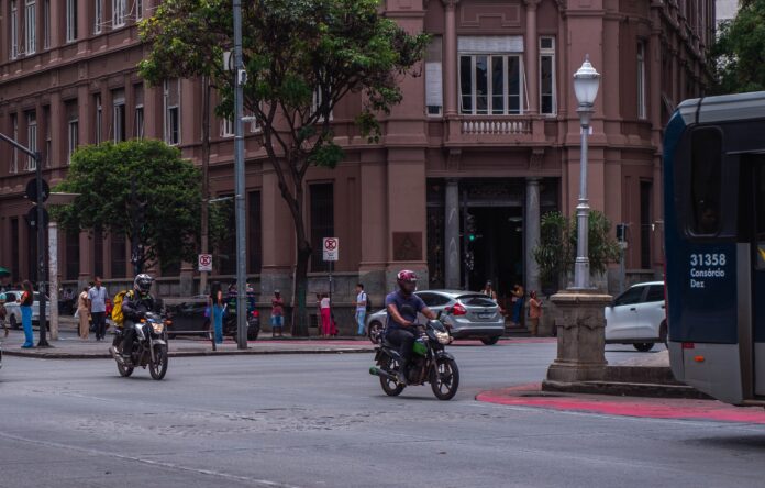 Detran alerta motociclistas para cuidados essenciais no trânsito