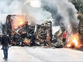 Colisão frontal na rodovia BR-251 entre ônibus e carreta deixa oito mortos