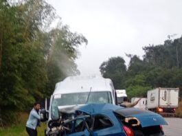 Cinco pessoas morrem em grave colisão frontal entre van da Saúde de Rubim e carro na BR-116