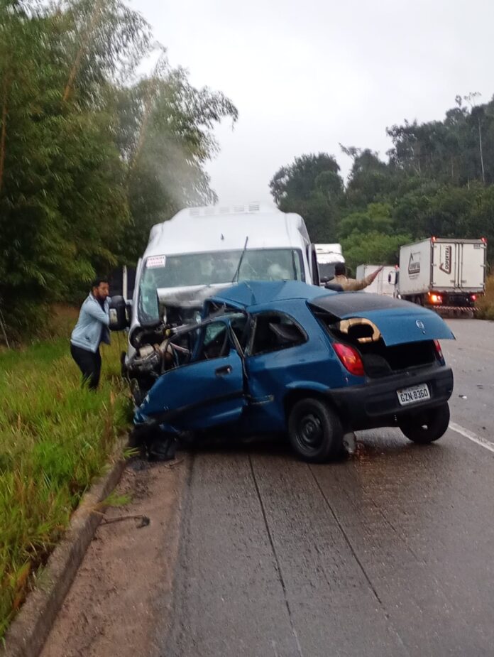 Cinco pessoas morrem em grave colisão frontal entre van da Saúde de Rubim e carro na BR-116