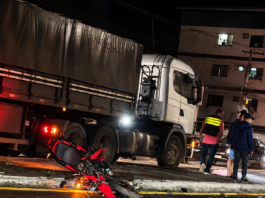 Colisão frontal entre duas motocicletas deixa dois jovens gravemente feridos na BR-116, em Teófilo Otoni