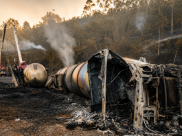 Motorista morre após colisão entre carretas e incêndio na BR-116