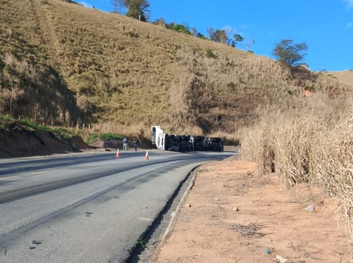 Transbordo de 61 mil litros de etanol mantém MGC-418 interditada após tombamento de carreta
