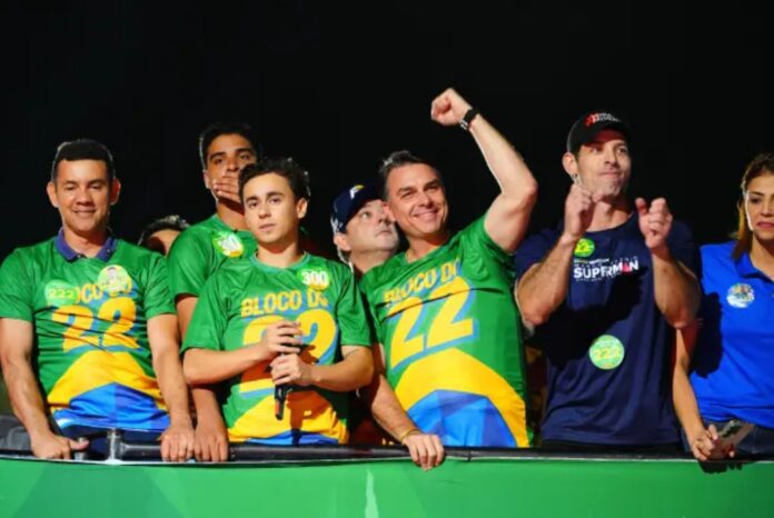 Candidatos do PL participam de ato de campanha com trio elétrico em Teófilo Otoni