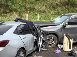 Colisão frontal na BR-116 deixa uma pessoa morta e três feridas no Trevo de Topázio