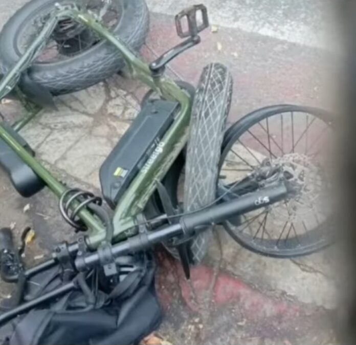 Dois adolescentes caem de bicicleta elétrica e quase são atingidos por ônibus em Teófilo Otoni