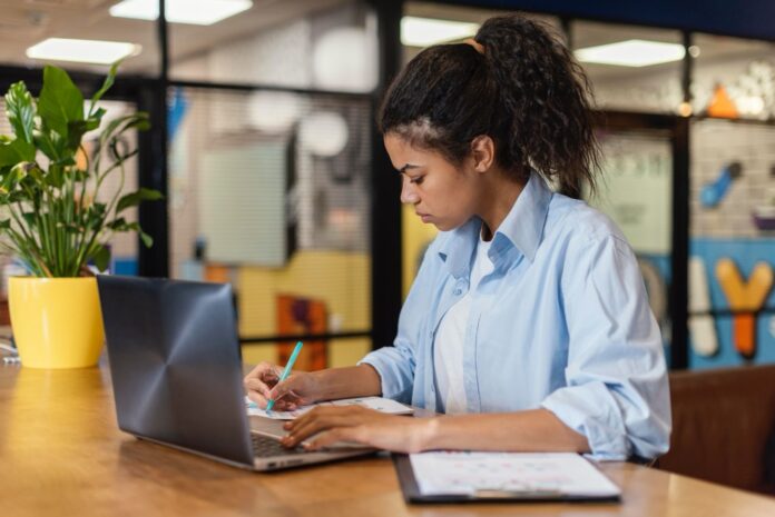 Sebrae Play oferece cursos gratuitos de inteligência artificial para pequenos negócios