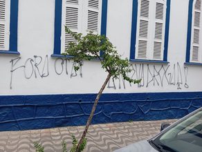 Prédio histórico da Câmara de Teófilo Otoni é pichado após repercussão de declarações de vereador